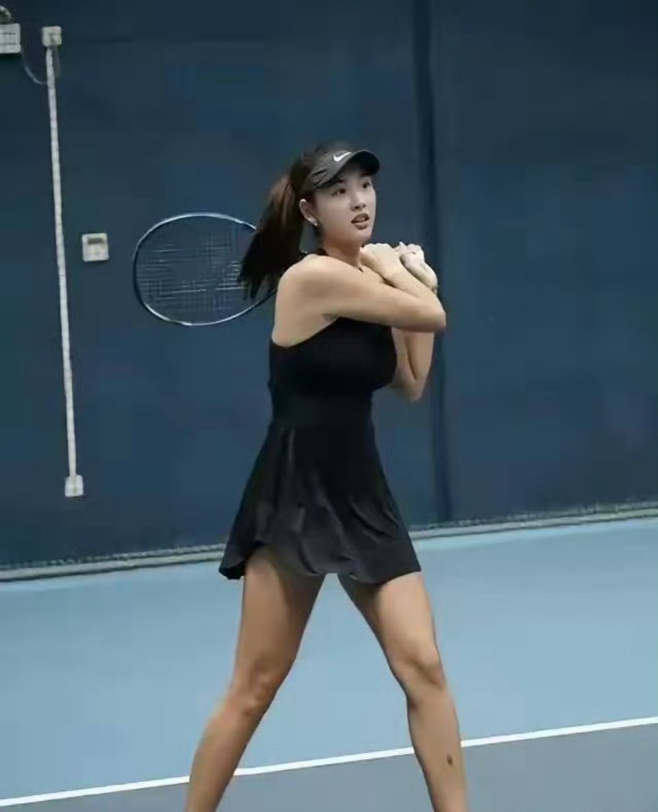 她应该去做模特，真正的网球运动员，得像郑钦文那样的肌肉线条。她是漂亮，但是，没有