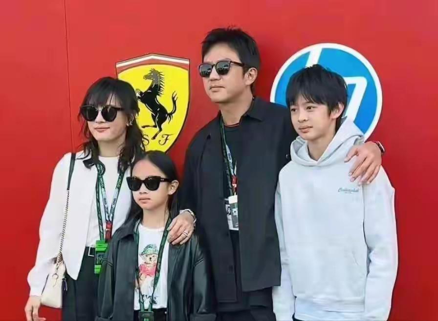 邓超、孙俪一家四口全家福。一个男孩，一个女孩，正好凑成了一个“好”字。男孩叫等等