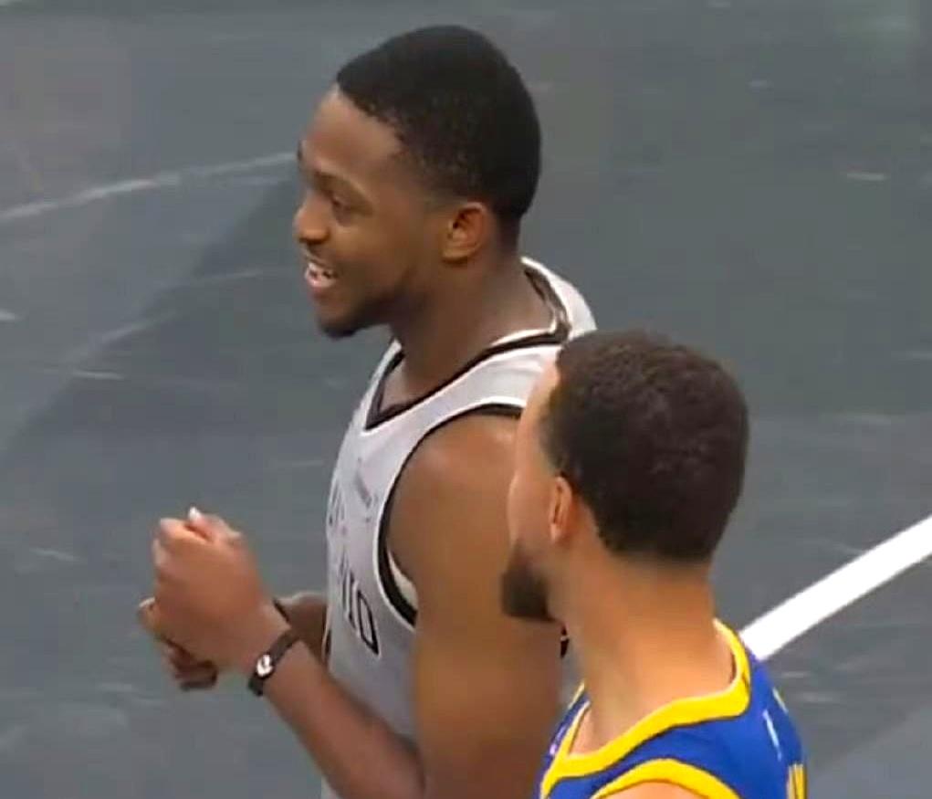 福克斯这场打马刺真是拉胯到家了。第四节关键时刻6投1中，绝杀机会都没抓住，还老想