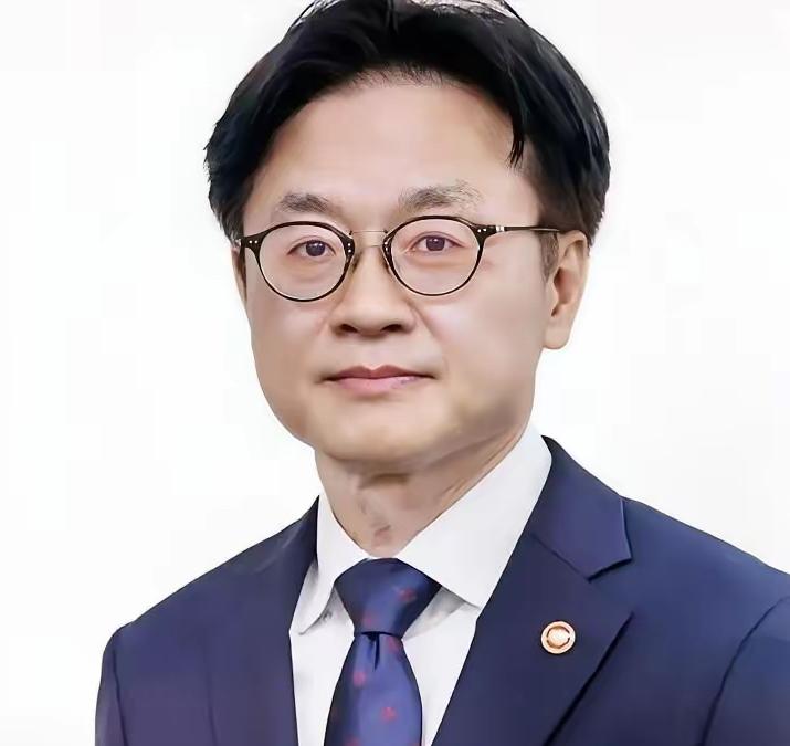 韩国部长喊话：我最担心中国了！别人愁对手跑太快，他愁自家的鹅被两头拽。金正官
