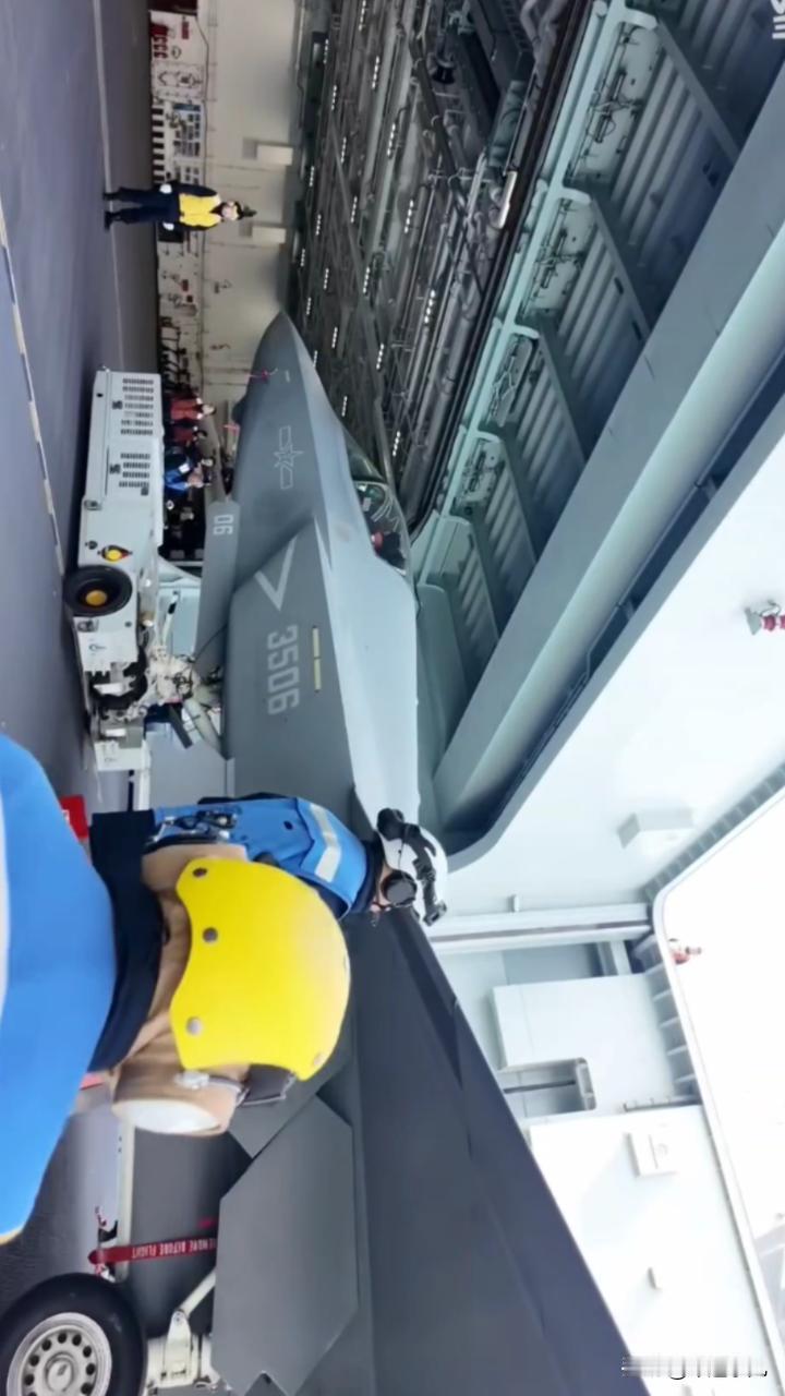 歼35，无侧弹仓，基本上已经实锤了？福建舰，公开歼35从机库中，转移至升降机