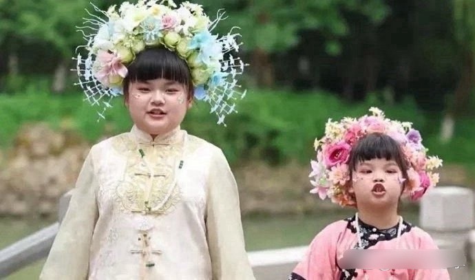 韩安冉的妹妹居然和韩安冉的女儿长得一模一样！​​​