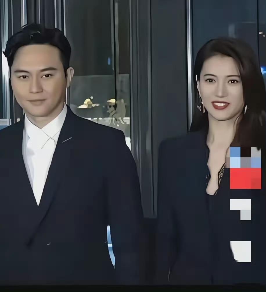 袁咏仪不化妆时，觉得张智霖帅到不行；一上妆，整个人气场拉满，就觉得一般人根本配不