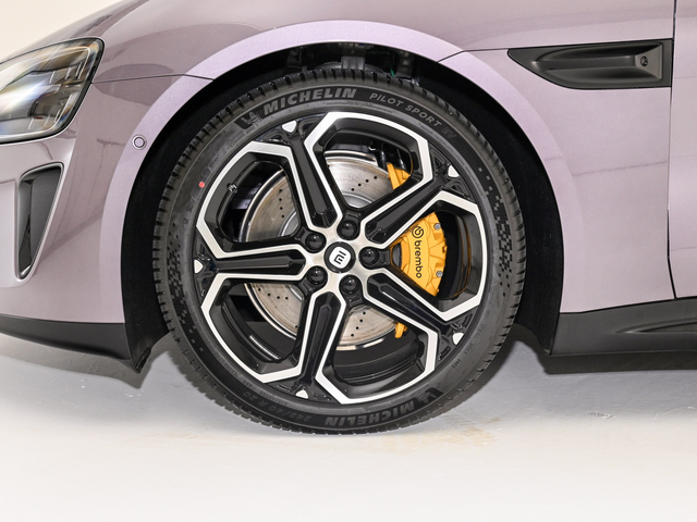 看看猜猜这是哪个车的轮毂今天无意间看见的，越看越觉得在哪里见过这个轮毂，才发现