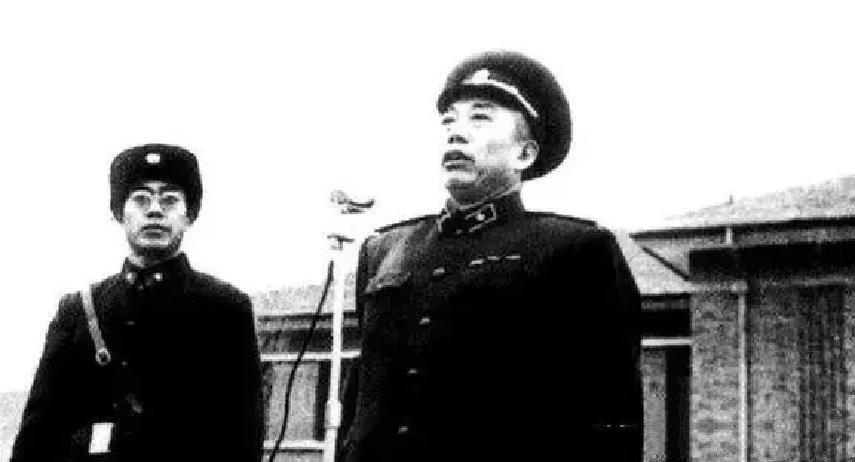 1957年，铁道兵司令王震上将遇到3个海军军官大声喝酒划拳。王司令走上前去，