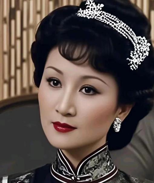狄波拉是第一届“香港公主”选美冠军，她嫁的男人叫谢贤，香港影坛的“四哥”