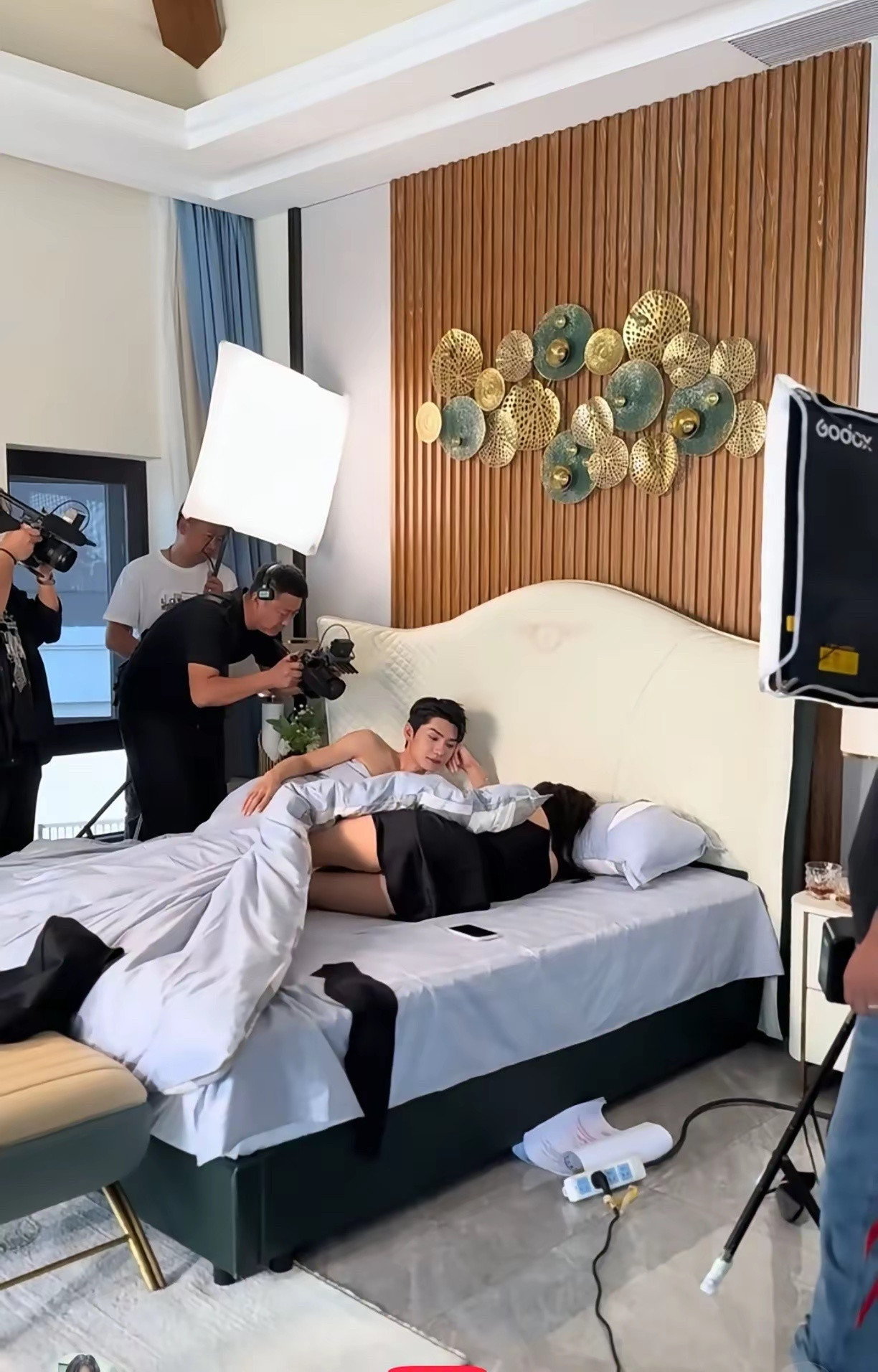 好歹还是闭着眼睛，假装无人。那些骑着亲来亲去直翻面那种……周围也是要这么多人，不