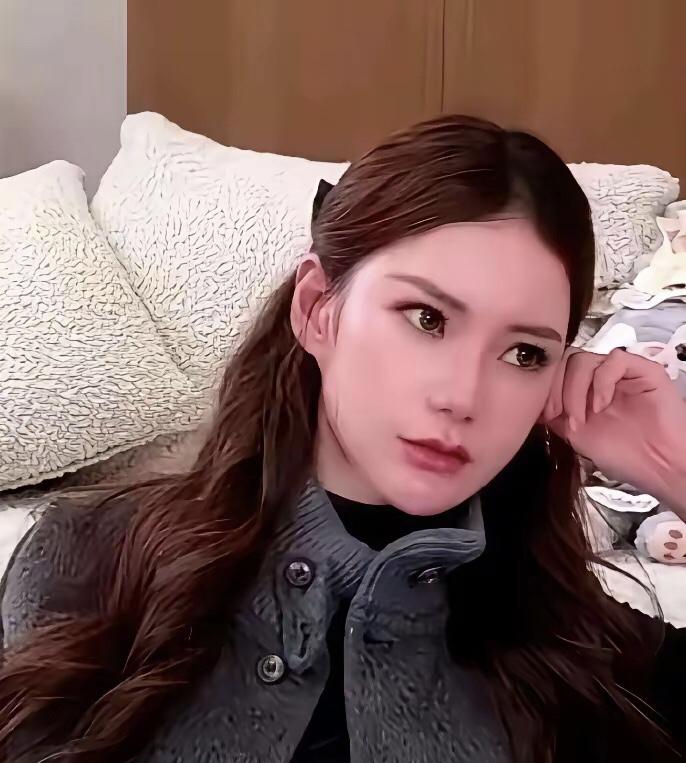 马小梅小算盘打的精，有了儿子底气十足。她提到玥儿和霖儿过完六一要回北京，话锋一转