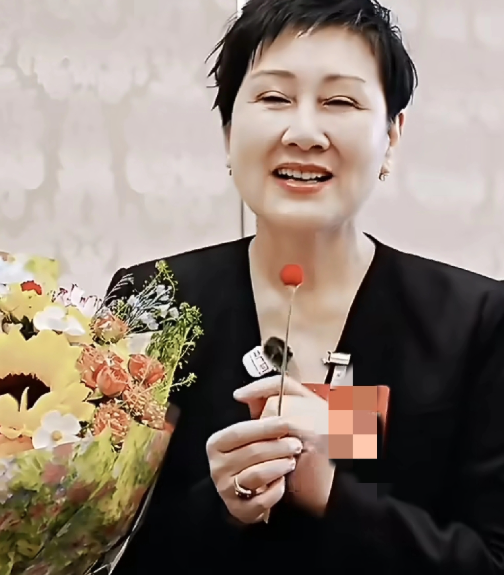 张凯丽说得漂亮不过看了那么多祝福，还是觉得张凯丽说得漂亮。她在视频里温柔地说