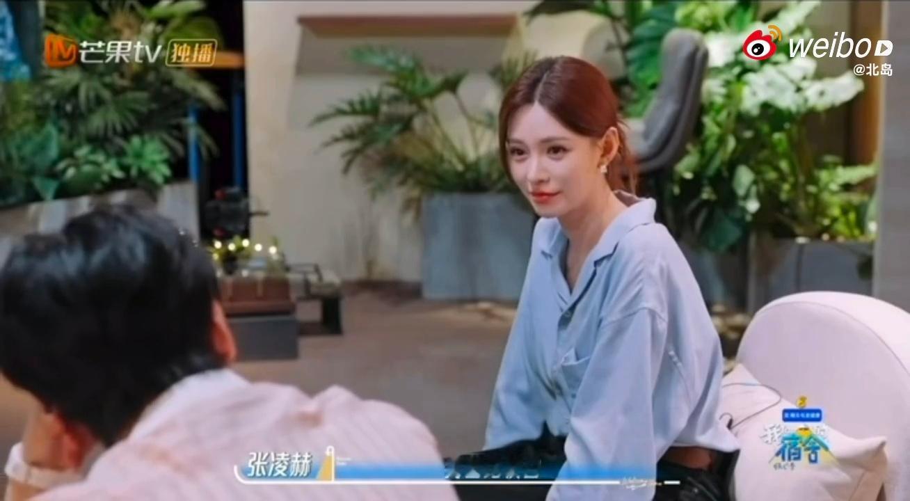张凌赫是中了基因彩票吧考古张凌赫这段采访直接发出羡慕感叹，柔和精致眉眼百分百遗传