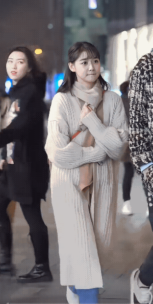 街拍无意，回头往眼。美又青涩！当今，像这样清纯含羞的姑娘不好遇到了……