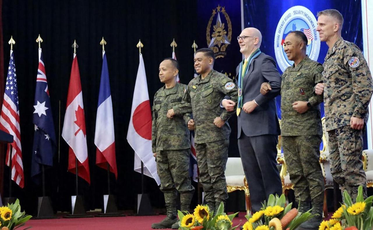 南海风云骤然升级，七国大军压境家门口，中国双舰强势亮剑 当下南海周边的紧张氛