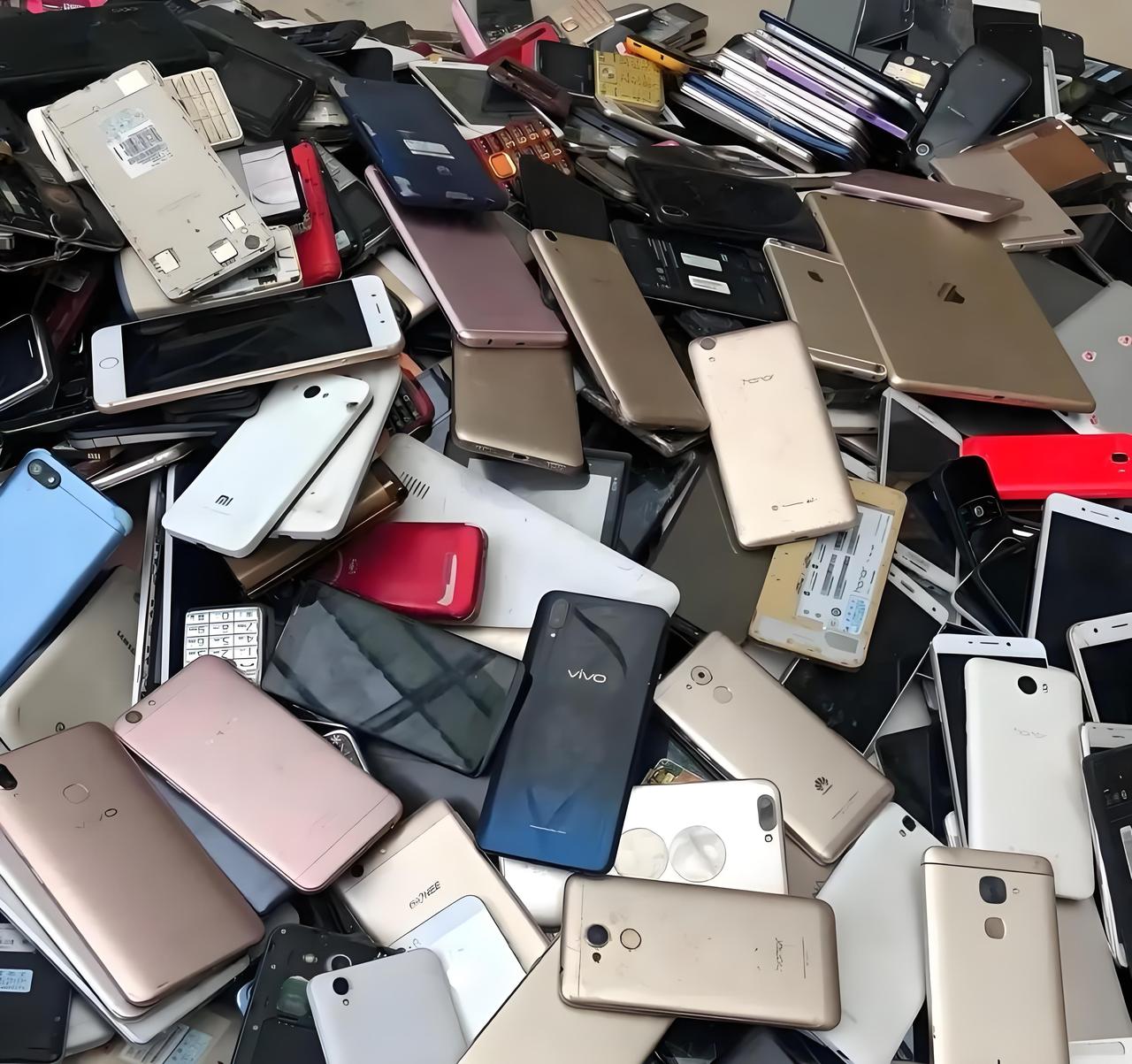 手机更新换代太快，废旧手机处理成了大问题。我国平均每年产生废旧手机6亿至7亿部，
