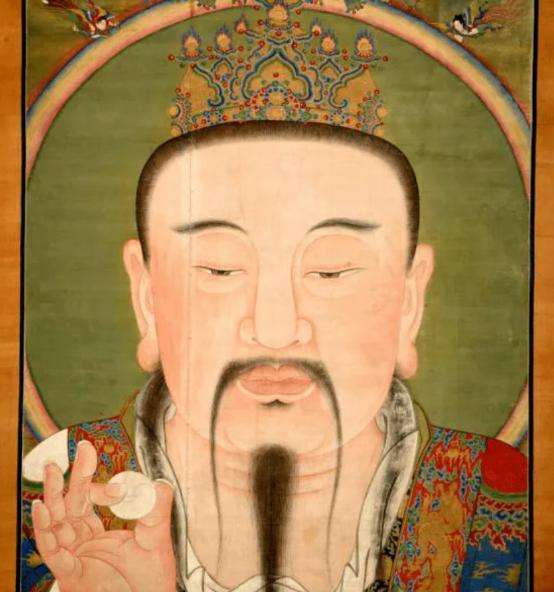 1995年，一老人闲逛时遇上农家白事，挤入人群观赏起道士做法，未曾想法事过半，老