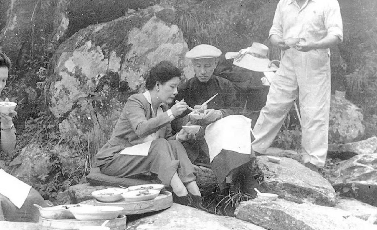 这一看蒋介石宋美龄心挺大啊，1947年国共局势扭转，国民党马上要输了，这老两口还