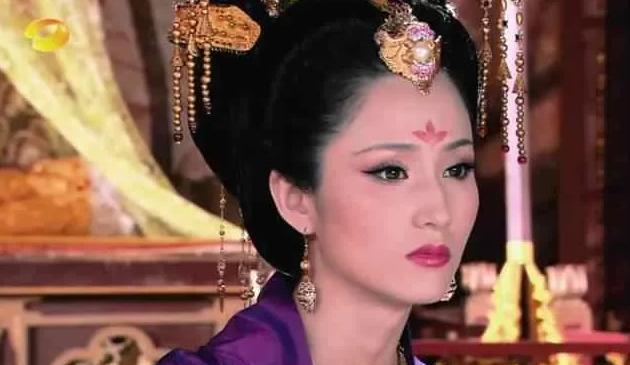 604年，隋文帝杨坚病危，宣华夫人陈氏和太子杨广一直小心侍奉。突然有一天，杨广色
