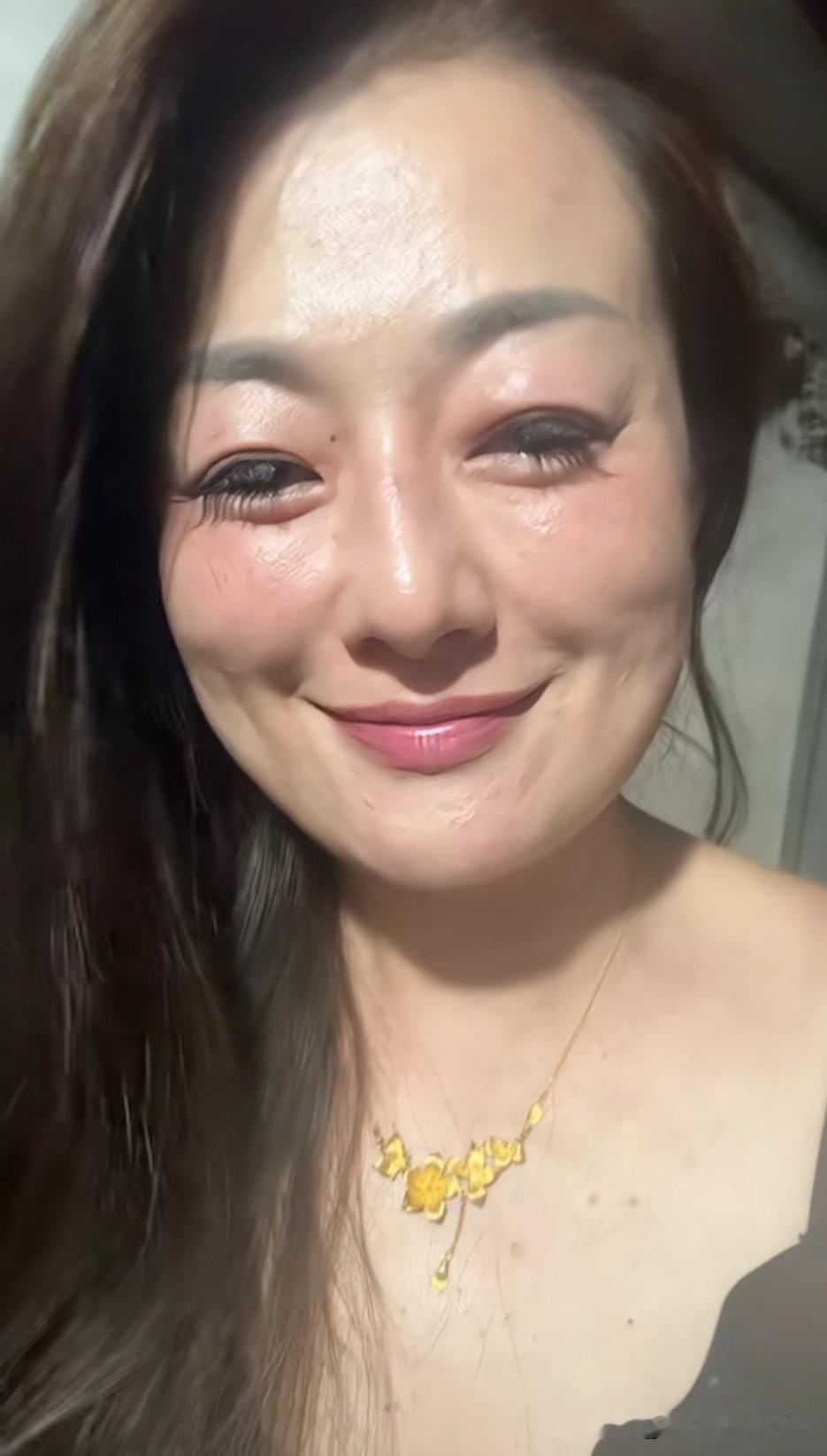 笑着哭的女人她经历了什么？