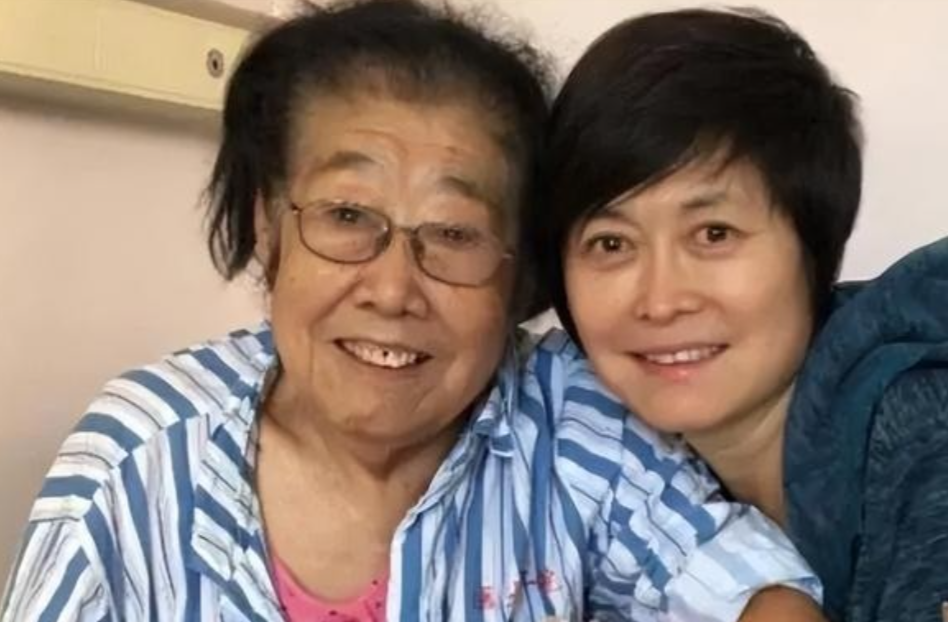 敬一丹：26岁嫁给初恋，在央视主持27年，丈夫成亿万富商依旧恩爱敬一丹195