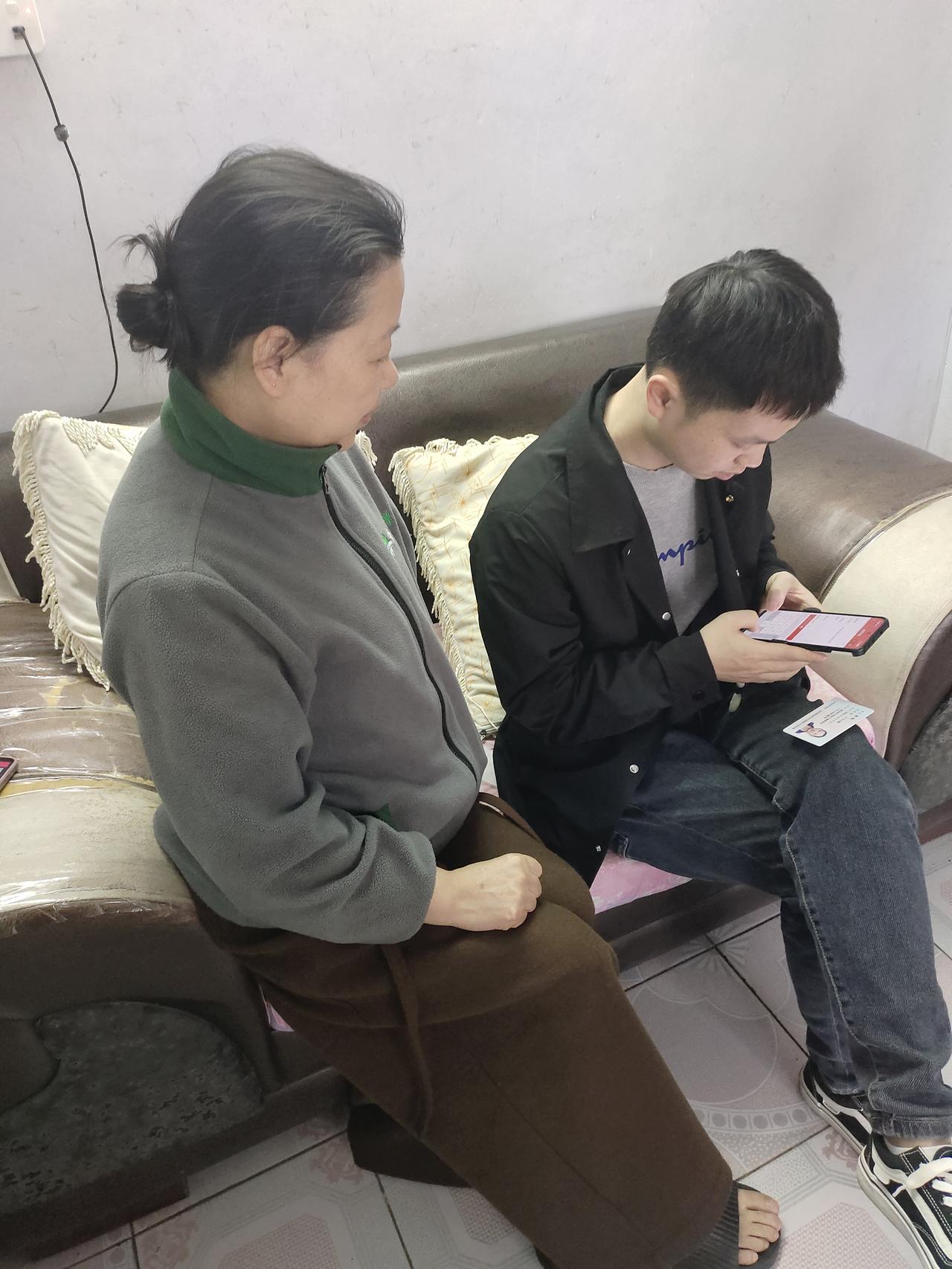 晒图笔记大赛闺蜜聚会，一起刷手机，快乐时光！📱👯‍♀️👯‍♀️👯‍♀️