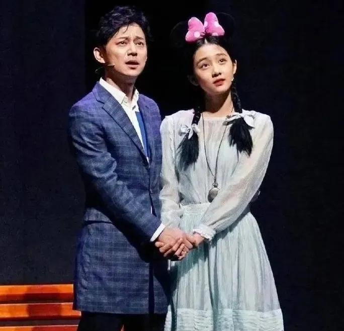 黄磊说：不盼女儿进娱乐圈，只愿她做普通女孩，对于19岁就登国家大剧院演话剧的黄多