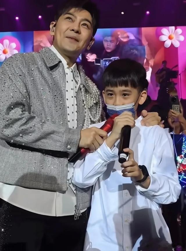 50岁林志颖马来西亚开唱，15岁Kimi戴黑口罩坐台下，身高183cm眉眼太像爸，网友看愣：这确定不