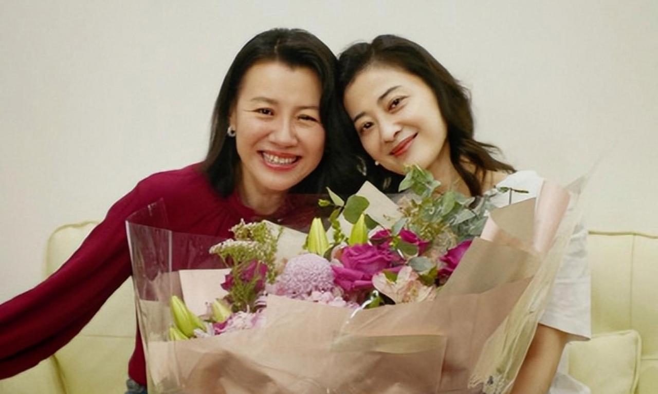 演员刘琳说：“梅婷演《不要和陌生人说话》时，有人推荐我去演她剧里的好朋友，我看了