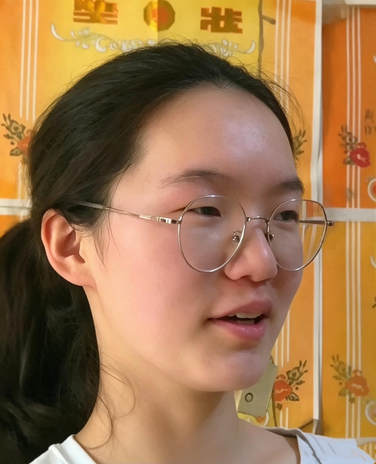 今年河南考生韩雅平高考考得699分优异成绩。清华与北大都向她伸出了橄榄枝，但她更