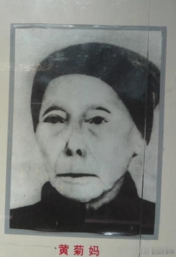 1933年，毛主席躲进了一位农妇的家中。当敌人搜查到这户人家时，农妇毫不犹豫地说