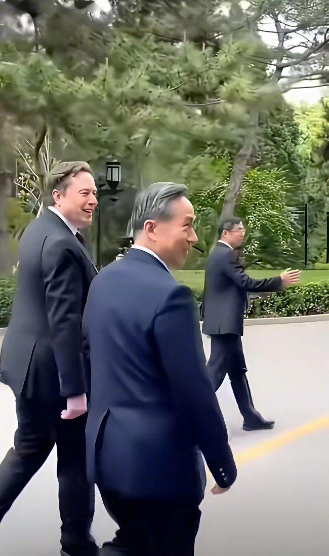 昨天，川普的儿子儿媳去爬了长城。黄仁勋主打沉浸式体验烟火气，吃了炸酱面喝了豆汁和