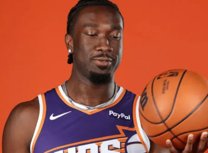 记者谈到了马克-威廉姆斯对太阳防守端的影响。马威在场时，防守效率107.7，联