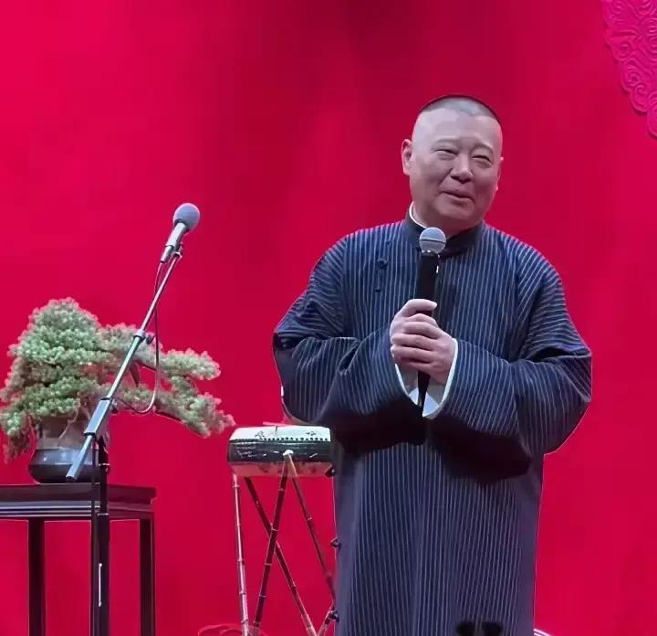 他举着“师徒如父子”的牌坊，却在直播间标价售卖往事。十年前他摔门离去，如今举着