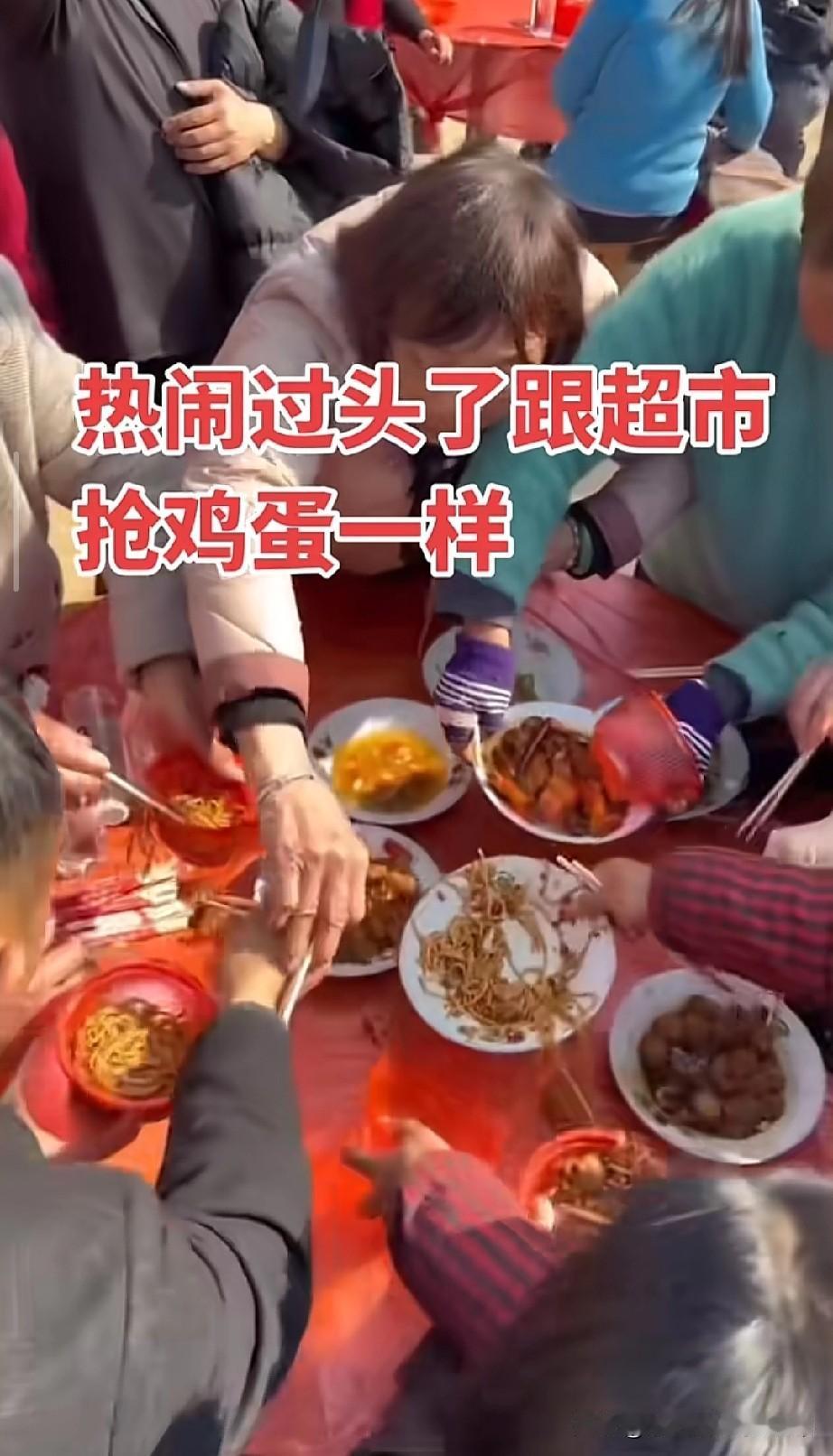 丰城杀猪饭现场直接抢疯了！大爷端盆冲上前，桌菜秒被扫空江西丰城的杀猪饭直接