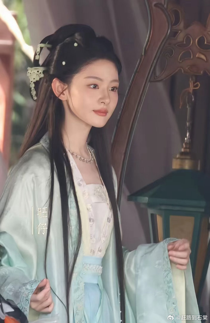 这居然是赵晴，漂亮了好多，感觉和为有暗香来时期完全不像了，上镜了好多，有女主相了