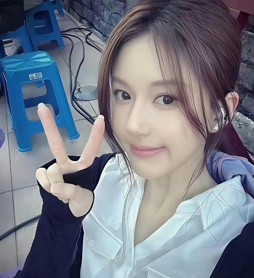 赵露思：哎，这张老照片里中间那个是谁啊？朋友：中间那个脸型最好看的就是你啊！