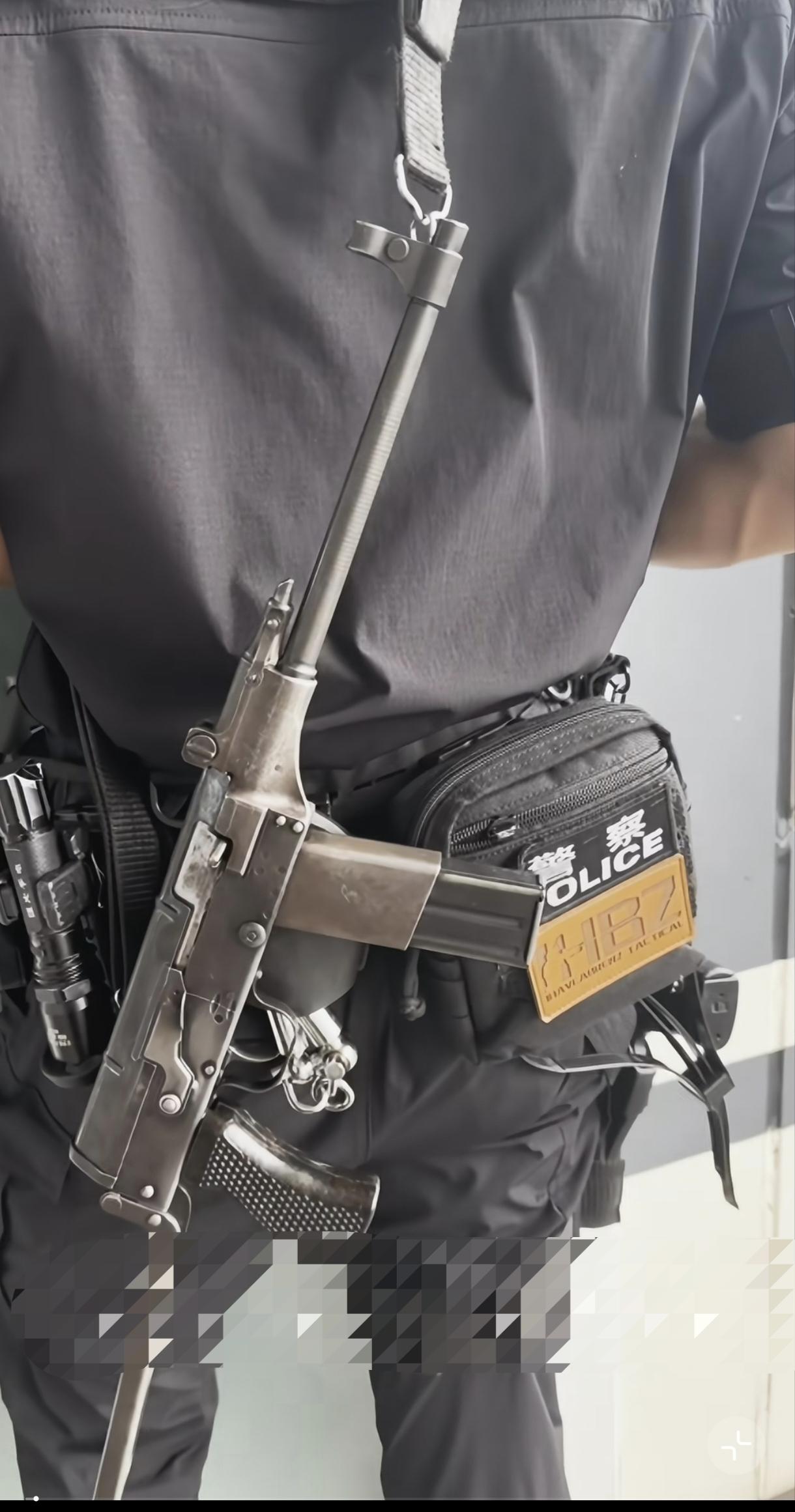79、95、81-，特警的装备五花八门的。武器不是烧火棍，往那一站，威风，有范的