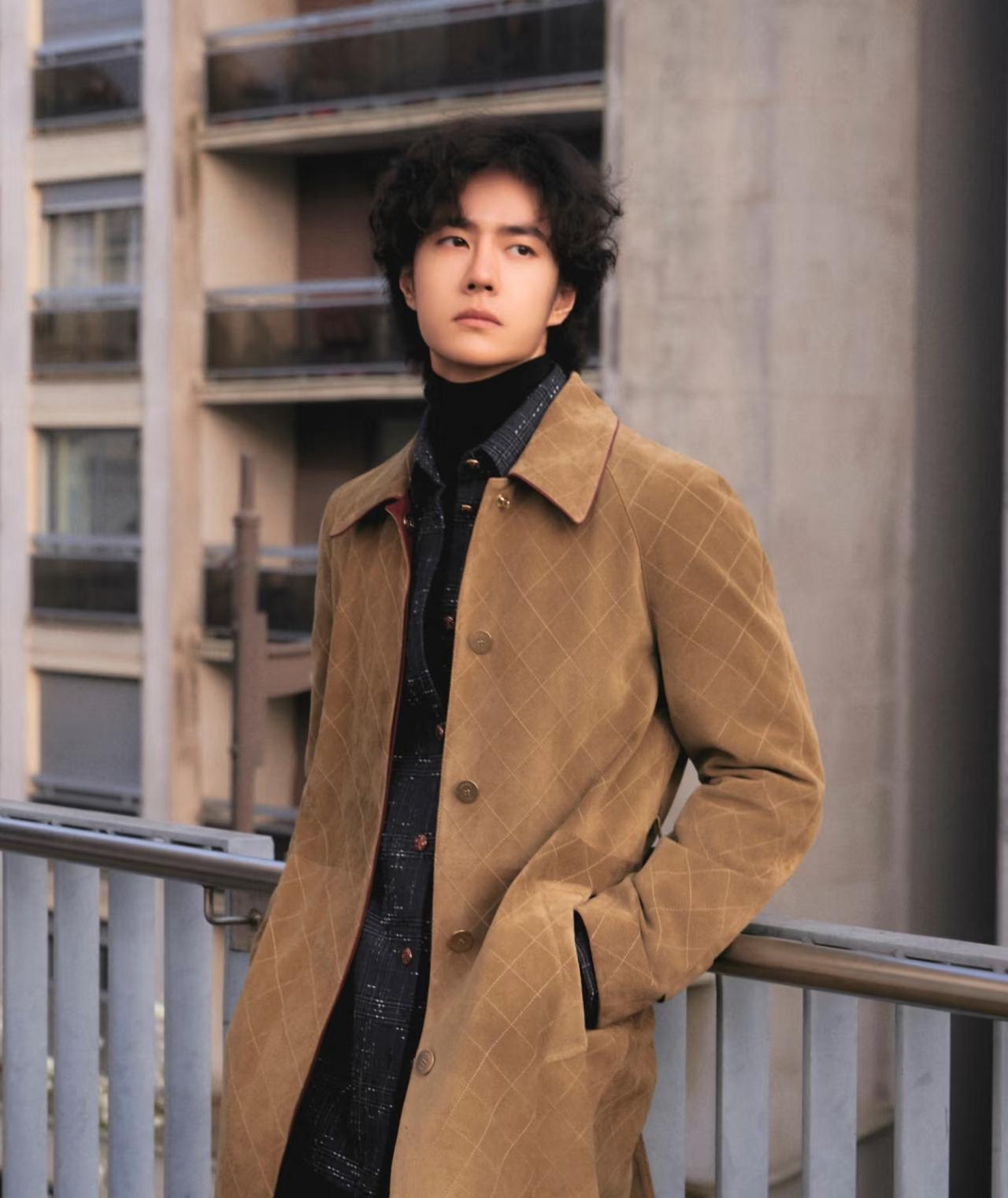 王一博今年时装周的三个造型有一个共同点，都是叠穿第一天的罗意威，五件衣服叠穿，