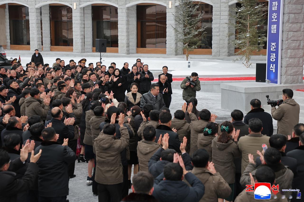 当地时间12月20日，在朝鲜两江道三池渊旅游区，金正恩同志出席了伊加尔酒店与米尔