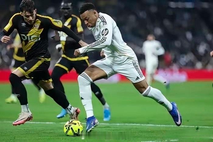 昨晚皇马2:1巴列卡诺，这比赛看得我真是五味杂陈。主场作战，面对保级队伍，本应是