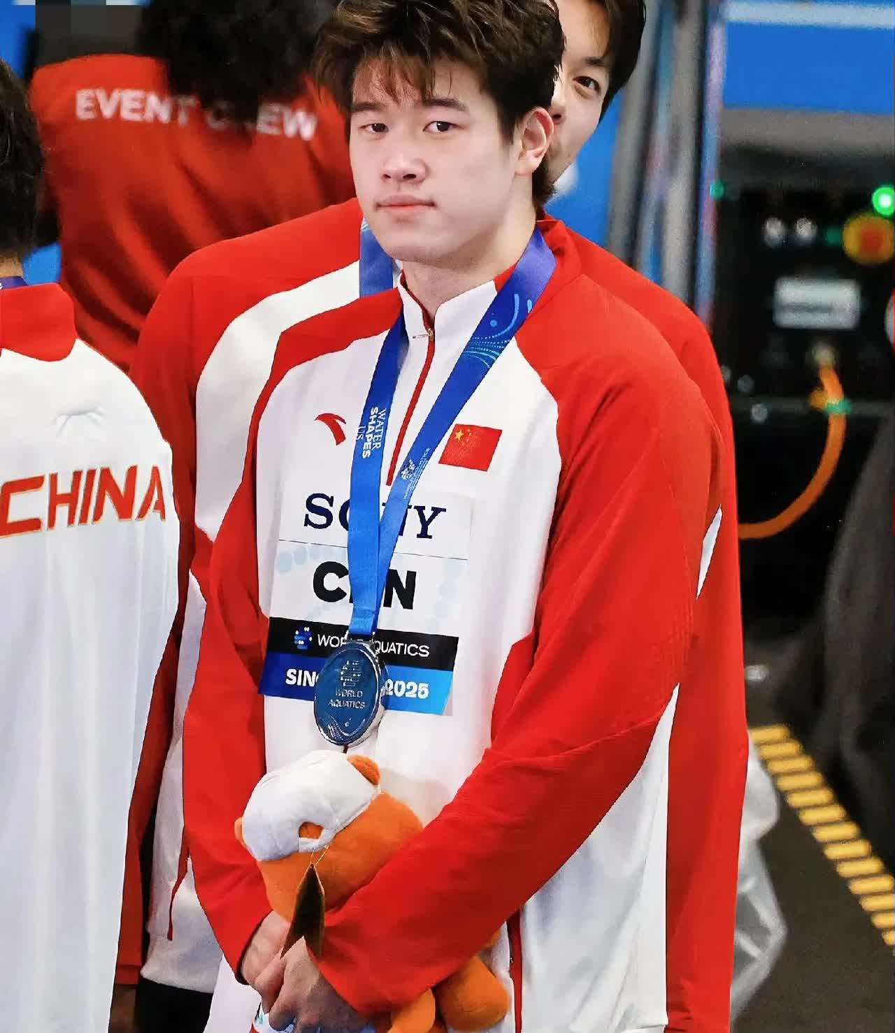 一觉醒来，21岁的潘展乐又成了全网鼓励的对象！不是个人项目发挥不佳，而是