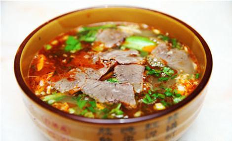 牛肉汤是淮南的一大特色,滚着牛骨汤的超大铁锅,四周浮着耀眼的红
