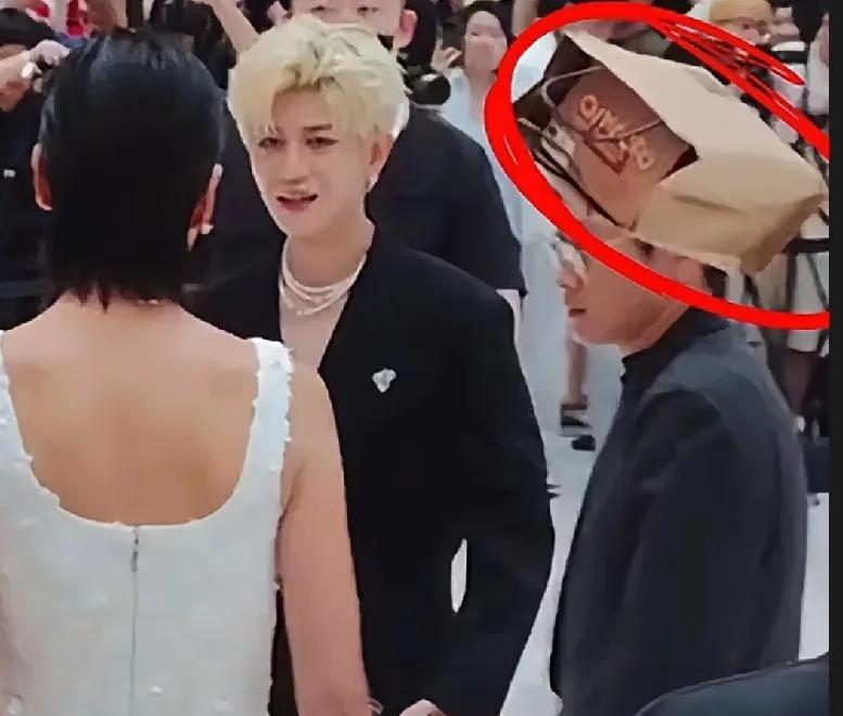 任嘉伦参加线下活动时，有一名情绪激动的粉丝向他扔了一个很大的礼品袋，看包装应该不