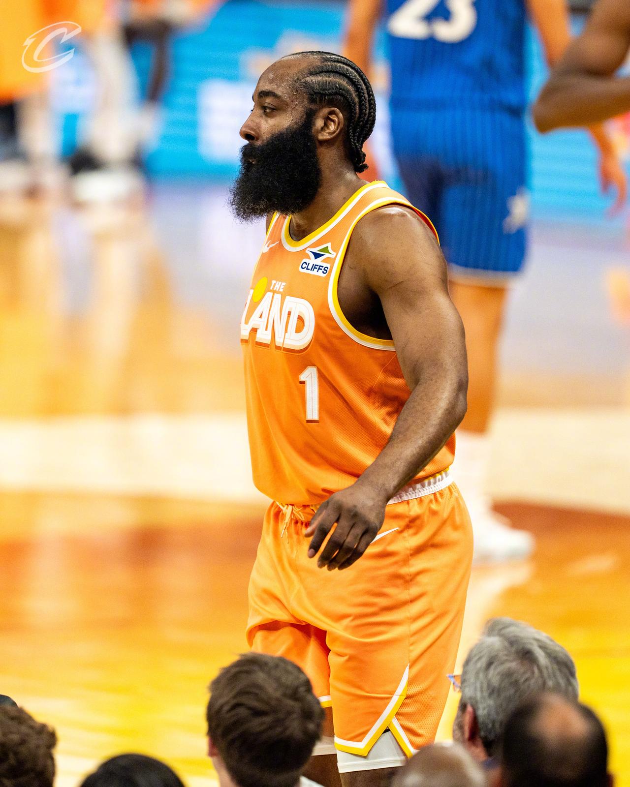 哈登今天又打了37分钟！又是骑士队上场时间最长的，上半场就10中7得到了22分