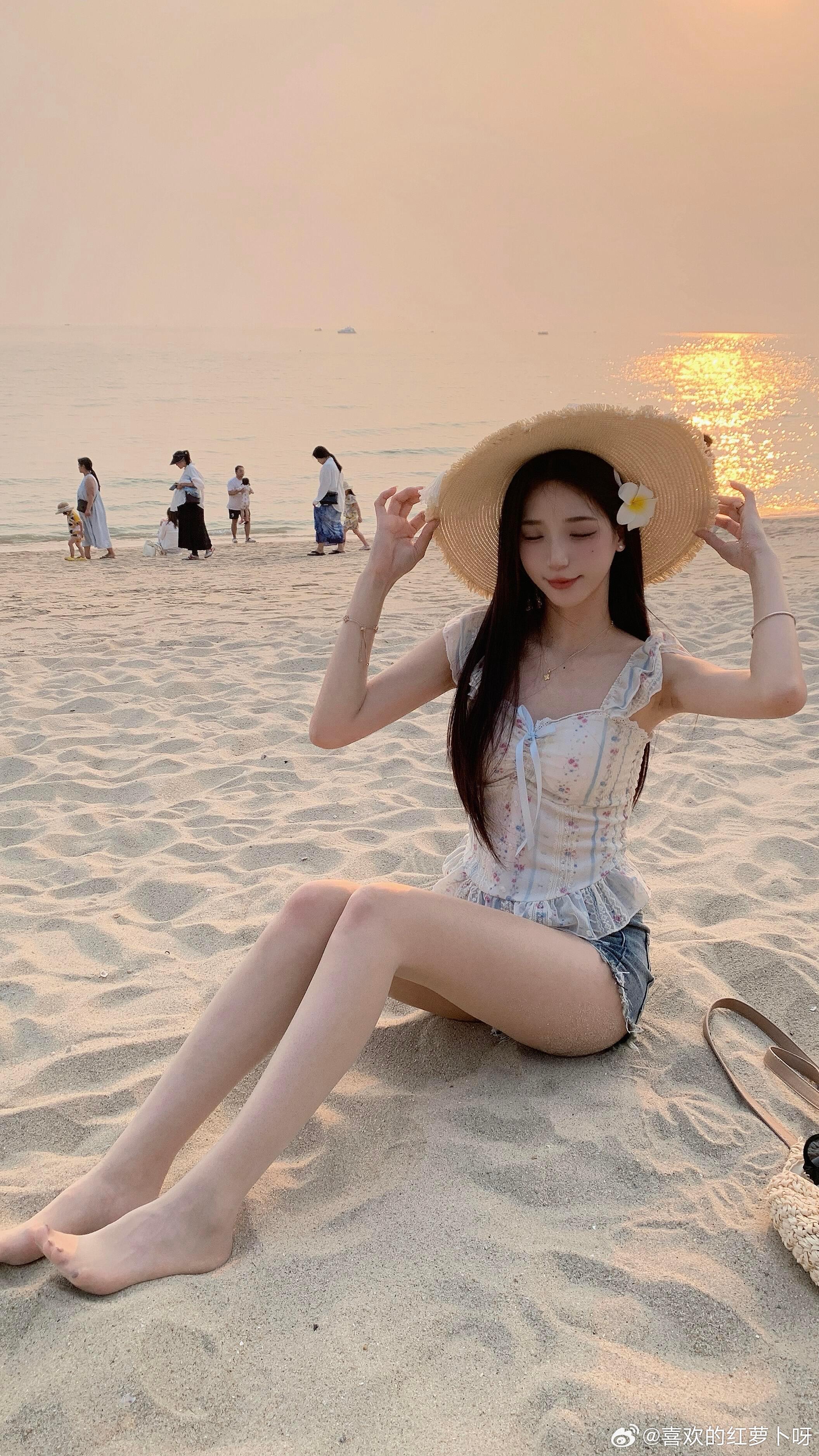 沙滩上穿丝袜可以防晒哟~