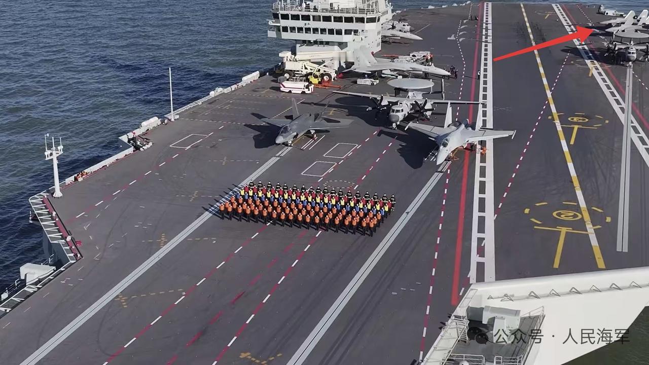 海军春节泄大密，歼-35首次曝光机翼折叠状态！春节期间大家都在忙着团圆过节，