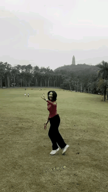 小姐姐太高兴了跑的刹不住脚了[大笑]