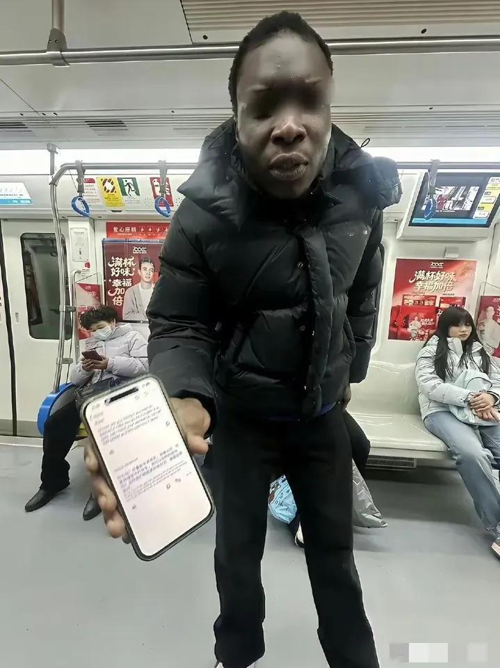 老外在地铁车厢，看到漂亮妹子就亮出手机给她看。是在炫耀他的手机吗？看到显示的内容