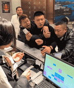 每次聚餐后的买单大战就是一场表演