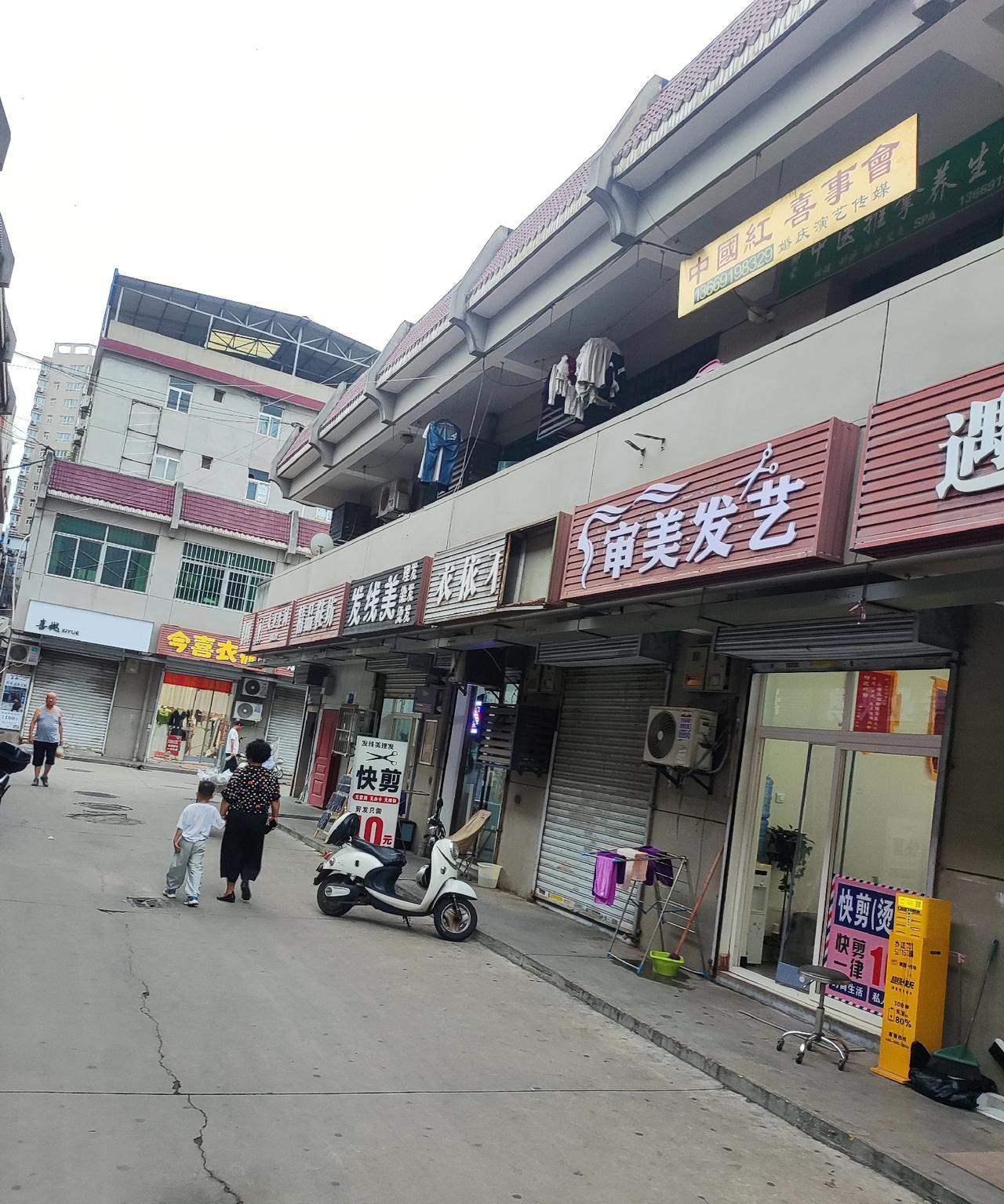 都说消费降级，这回不信不行。🥲下班路过西安南郊一个市场，发现面积不大的