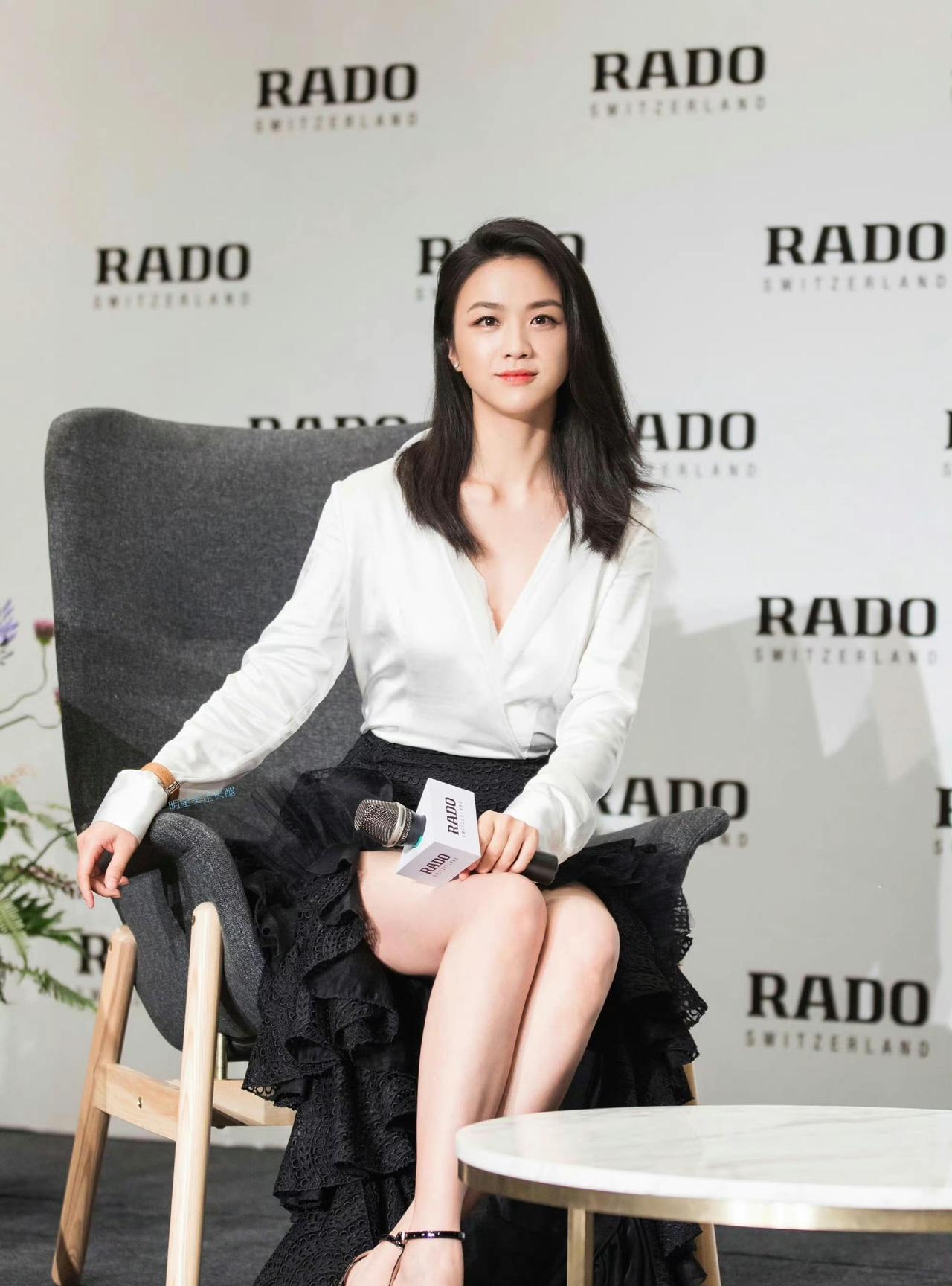 汤唯真的是大花里独一份的松弛感美人！她穿这身黑白套装太对味了，简约又显气质，展