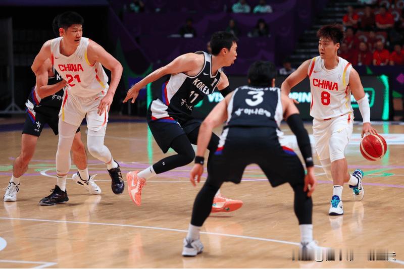 中国男篮世预赛首战韩国，倒计时一个月，预测12人大名单！中锋：周琦胡金秋大
